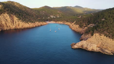 Vista-Aérea-De-La-Bahía-De-Cala-Benirras,-Ibiza,-Durante-La-Puesta-De-Sol