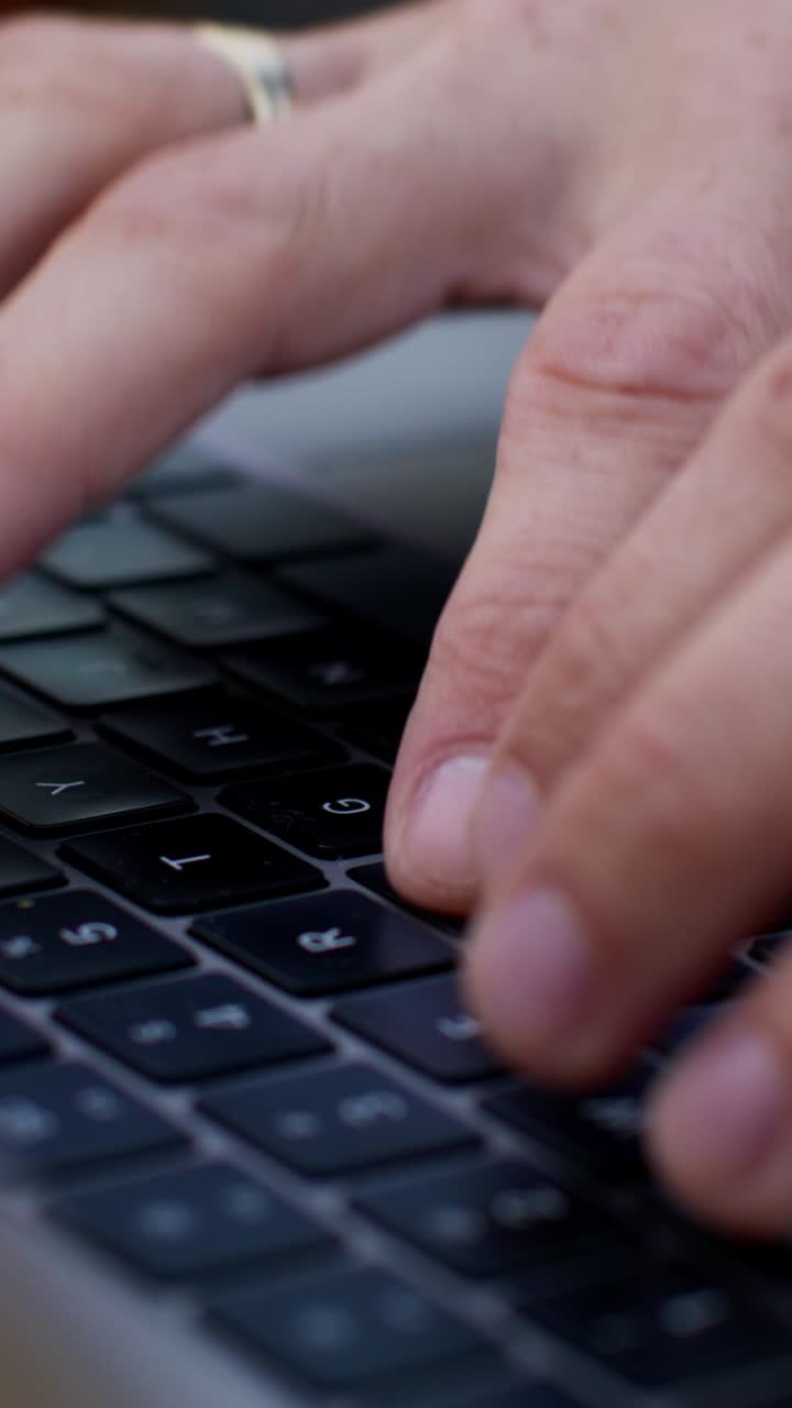 las manos escribiendo en un teclado de portátil