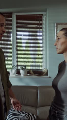 pareja discutiendo