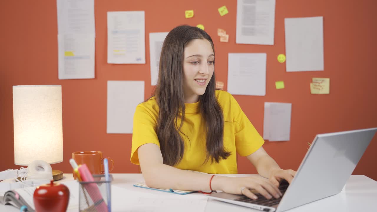 la niña que estudia está satisfecha y feliz.