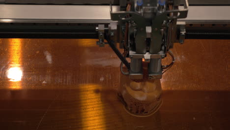 primer plano del mecanismo de la impresora 3d que trabaja en la impresión de juguetes de plástico