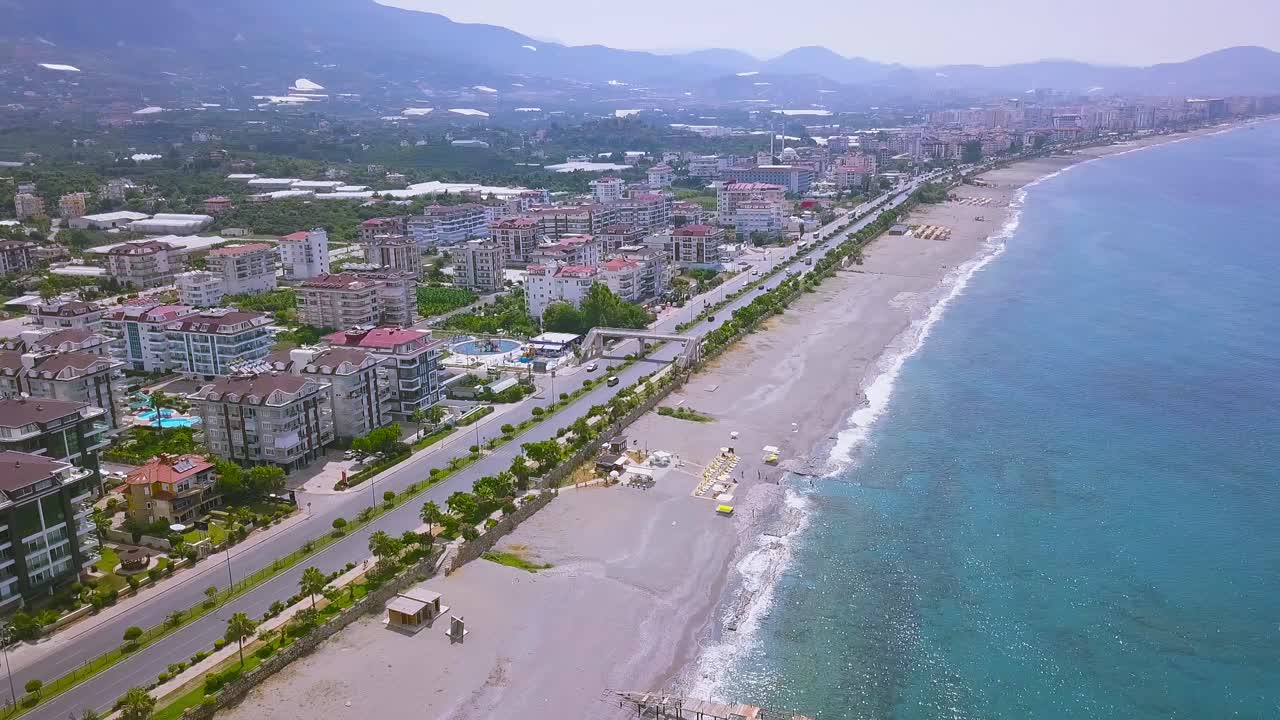 paisaje urbano costero con playa y hoteles
