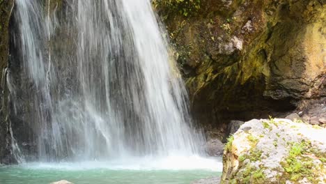 cascada escondida en la selva tropical de américa central