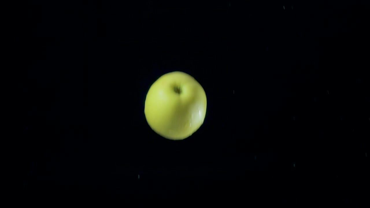 Æble flyver i luften i slowmotion, sort baggrund, 120 FPS #1