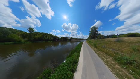 Torre-Del-Castillo-De-Gediminas-Al-Otro-Lado-Del-Río-Neris-En-Vilnius,-Lituania