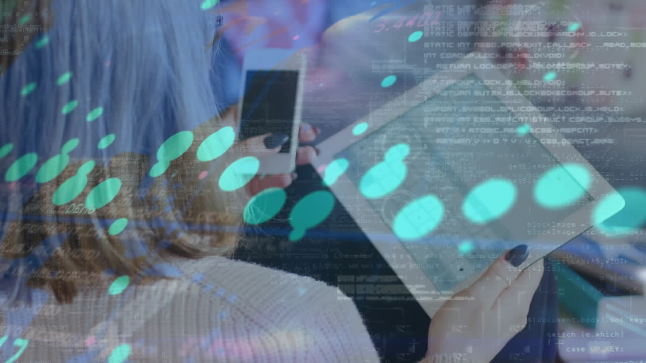 animación del procesamiento de datos sobre una mujer con teléfono inteligente y tableta