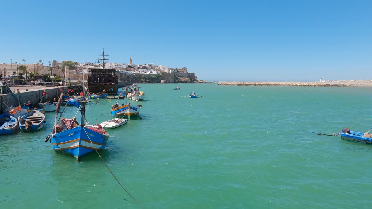 Vista de barcos de pesca tradicionales de madera a lo largo del paseo marítimo en Rabat, Marruecos