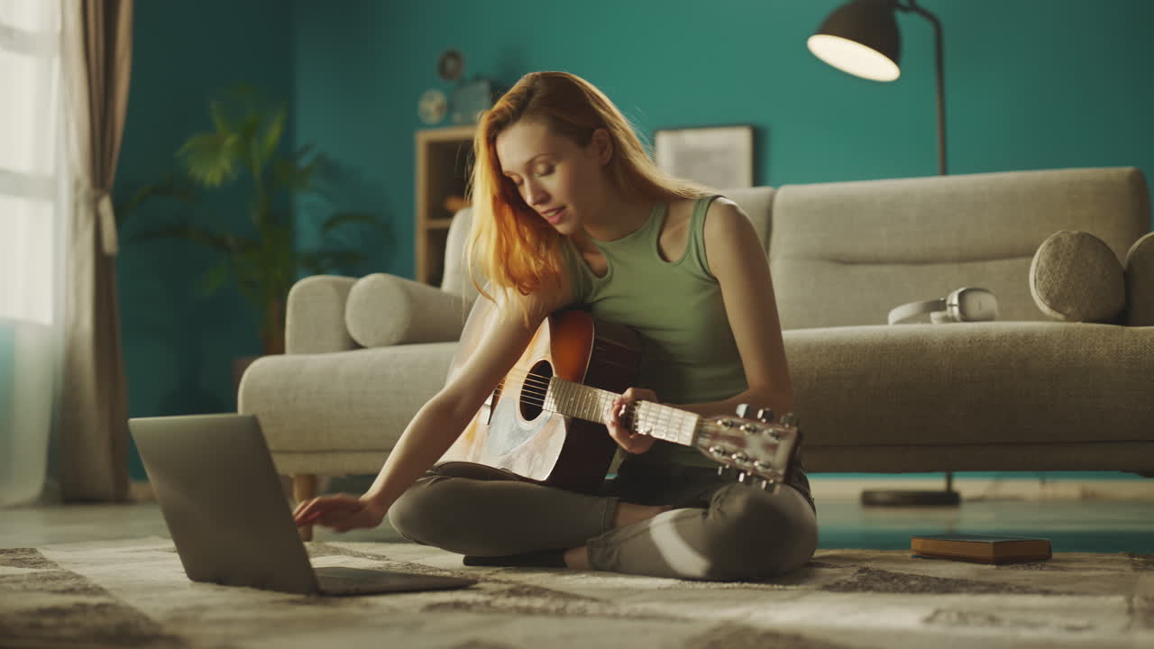 기타 를 연주 하는 것 을 배우는 음악가