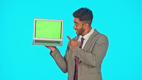 pantalla verde, portátil y hombre apuntando