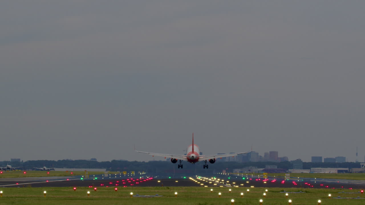 aterrizaje de un avión en un aeropuerto