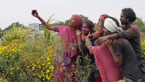 gente multiétnica celebrando el festival de los colores holi en la india