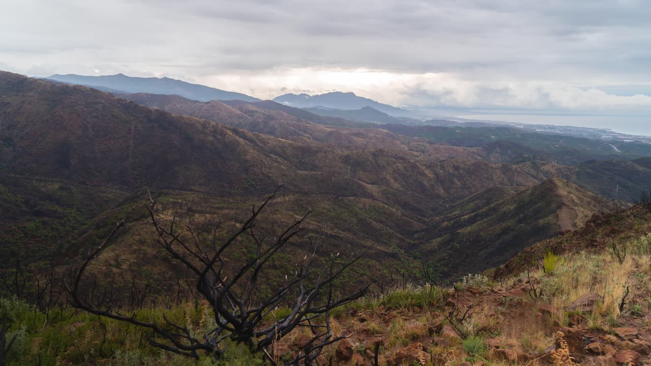 스페인의 산맥과 흐르는 구름