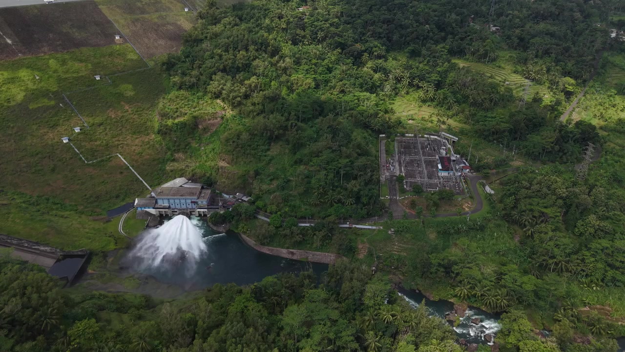 Flyfoto av vannkraftverket ved Wadaslintang-demningen i Wonosobo, Indonesia