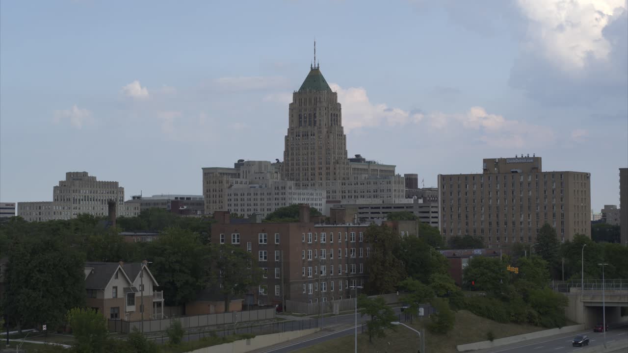 Ripresa aerea 4K della zona di New Center a Detroit, Michigan
