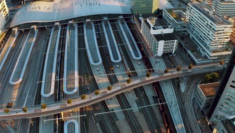 Centro-De-La-Ciudad-Europea-Medieval-De-Utrecht-Con-Torre-Dom-O-Estación-Central-De-Tren-Vacía-Debido-A-Las-Medidas-De-Bloqueo-De-La-Corona,-Países-Bajos