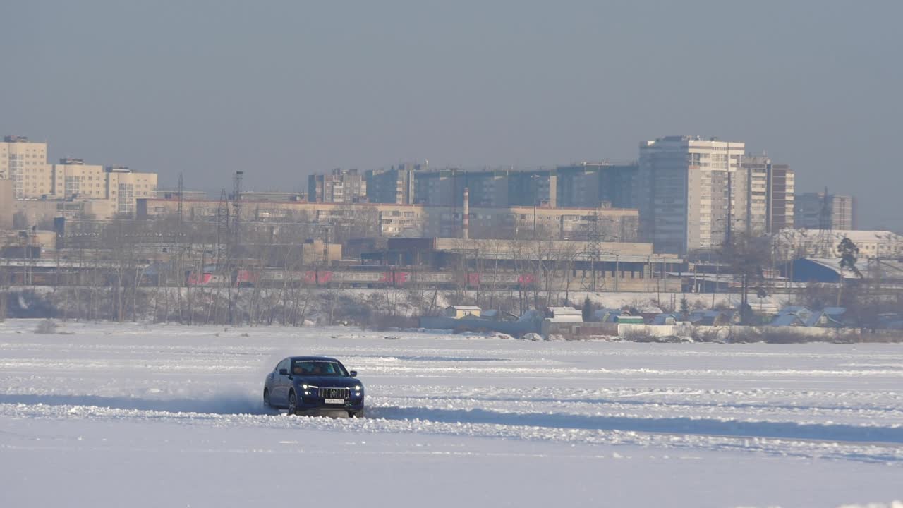 겨울 도시 풍경에서 얼어붙은 강에서 자동차를 운전