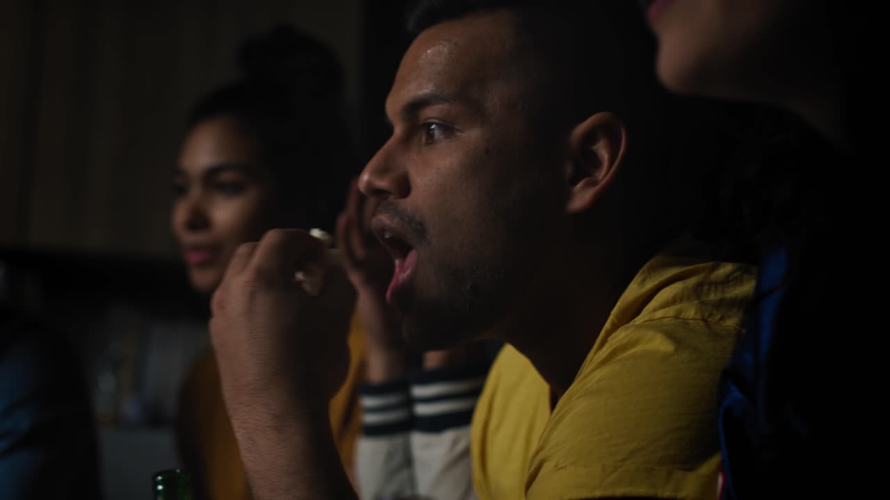 primer plano de una joven mujer africana con cabello largo y hermoso