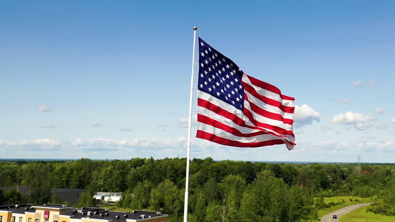 Bandiera americana che sventola al vento, ripresa in cerchio