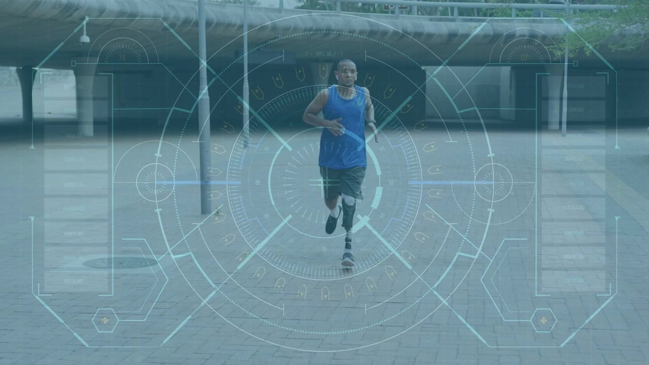 Uomo che inizia uno scatto sotto una sporgenza, correndo verso la telecamera mentre un HUD traccia una protesi sportiva.