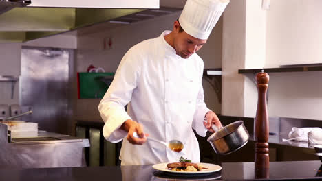 Chef-Feliz-Vertiendo-Salsa-En-Un-Plato-De-Carne