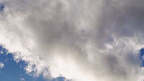 tomada de lapso de tiempo de nubes en movimiento rápido