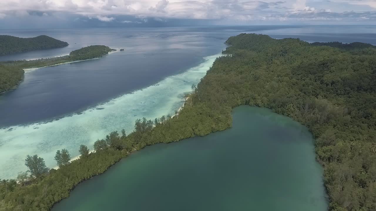 열대 섬 호수 의 공중 사진