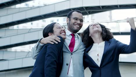 excitados colegas de negocios abrazándose