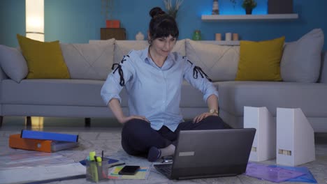 la trabajadora de la oficina en casa le eleva el ánimo con lo que lee y ve.