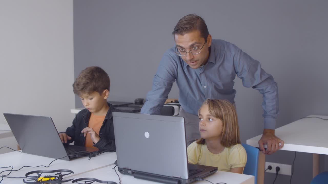 profesor de ciencias de la computación comprobando la tarea de la alumna
