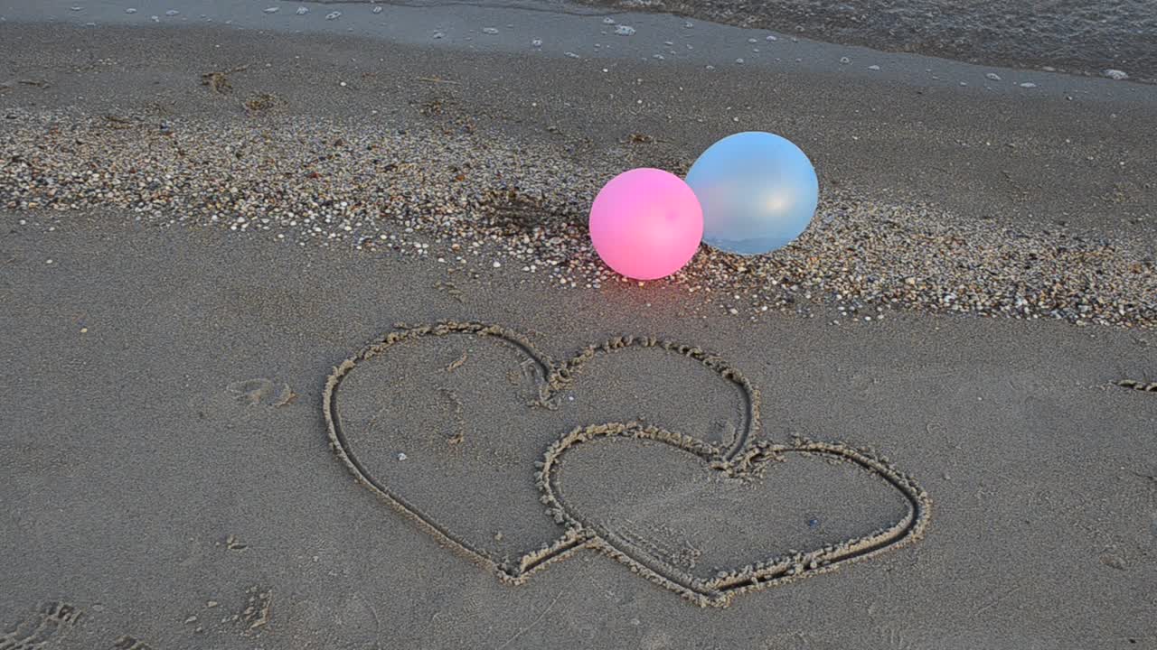 To hjerter på stranden. De kærlige hjerter.