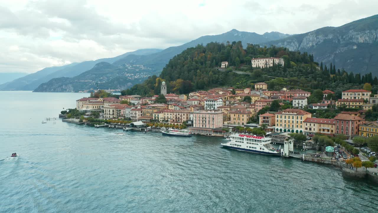 desde el aire: ubicado en la punta de un promontorio que sobresale en el lago como, bellagio cuenta con vistas incomparables de la costa y los alpes