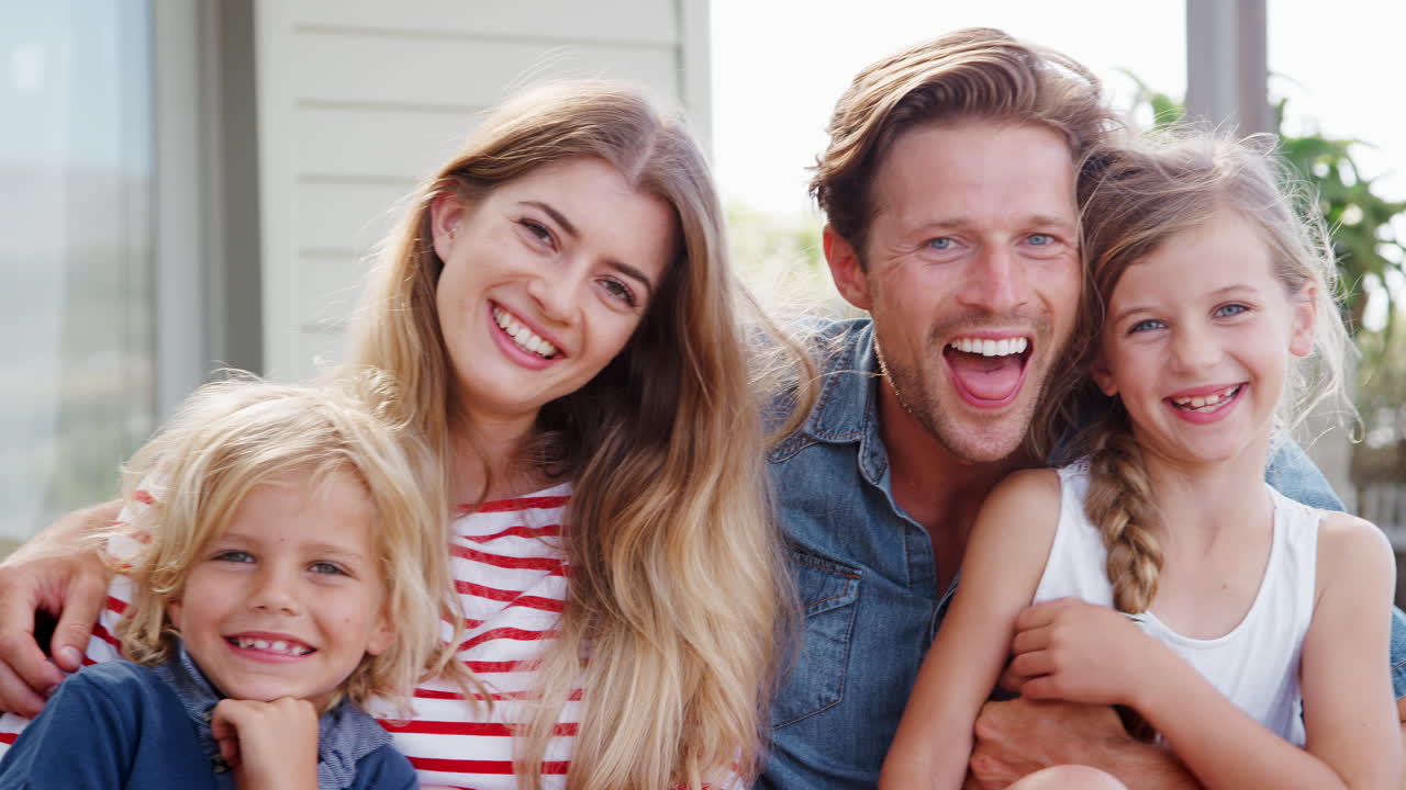 Porträt einer Familie, die sich zu Hause auf dem Deck entspannt