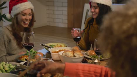 Amigos-Adultos-Milenarios-Celebrando-La-Navidad-Juntos-En-Casa.