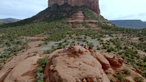 Buttes-In-Sedona,-Arizona-Mit-Menschen-Auf-Der-Spitze-Und-Drohnenvideo,-Das-Sich-Im-Kreis-Bewegt