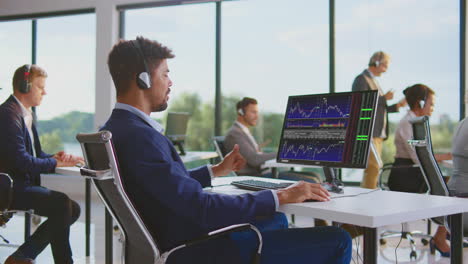 gente de negocios en un centro de llamadas trabajando en computadoras