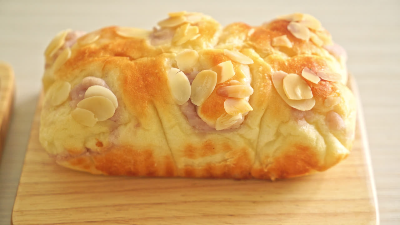 나무 판 에 맛있는 타로 토스트  ⁇