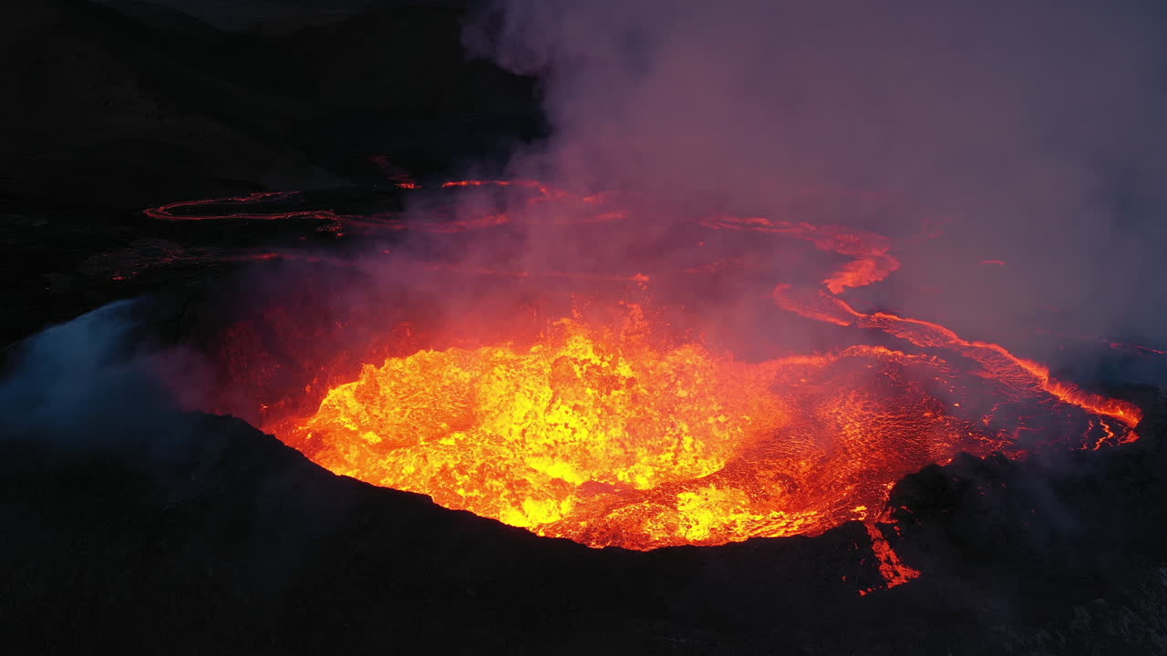 erupción volcánica activa por la noche