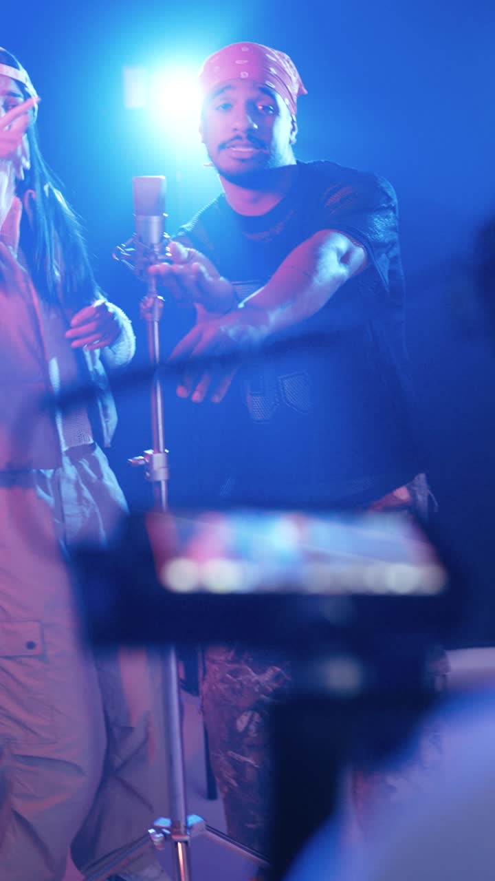 Rappers gravando uma música e transmitindo ao vivo em um smartphone. Vertical