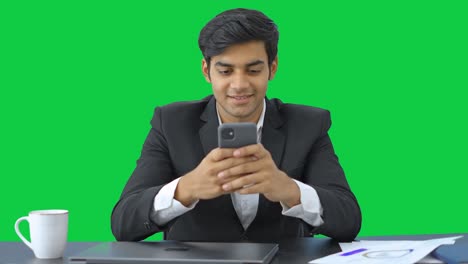 Glücklicher-Indischer-Unternehmer,-Der-Den-Grünen-Bildschirm-Seines-Mobiltelefons-Nutzt