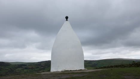 weißes nancy-denkmal auf einem hügel in der nähe von bollington in england