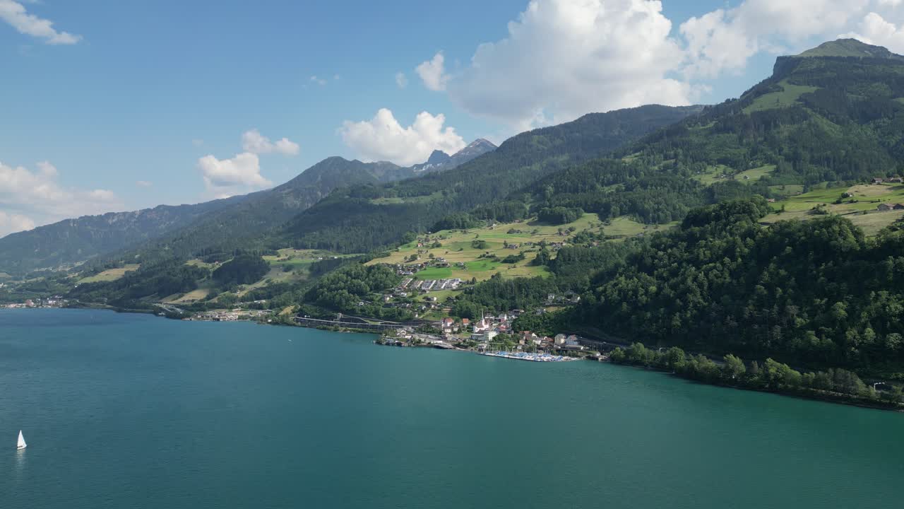 월렌시 호수 연안 에 마을 이 있는 초록색 잎사귀 를 가진 거대 한 산 들