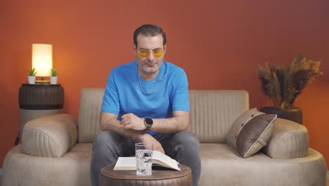 hombre mirando a la cámara con una expresión aburrida.