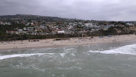 Excelente-Vista-Aérea-De-Las-Olas-Rompiendo-Las-Costas-De-San-Clemente,-California-En-Un-Día-Nublado