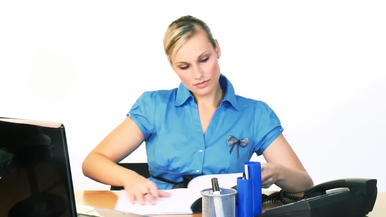 mujer de negocios leyendo y escribiendo imágenes