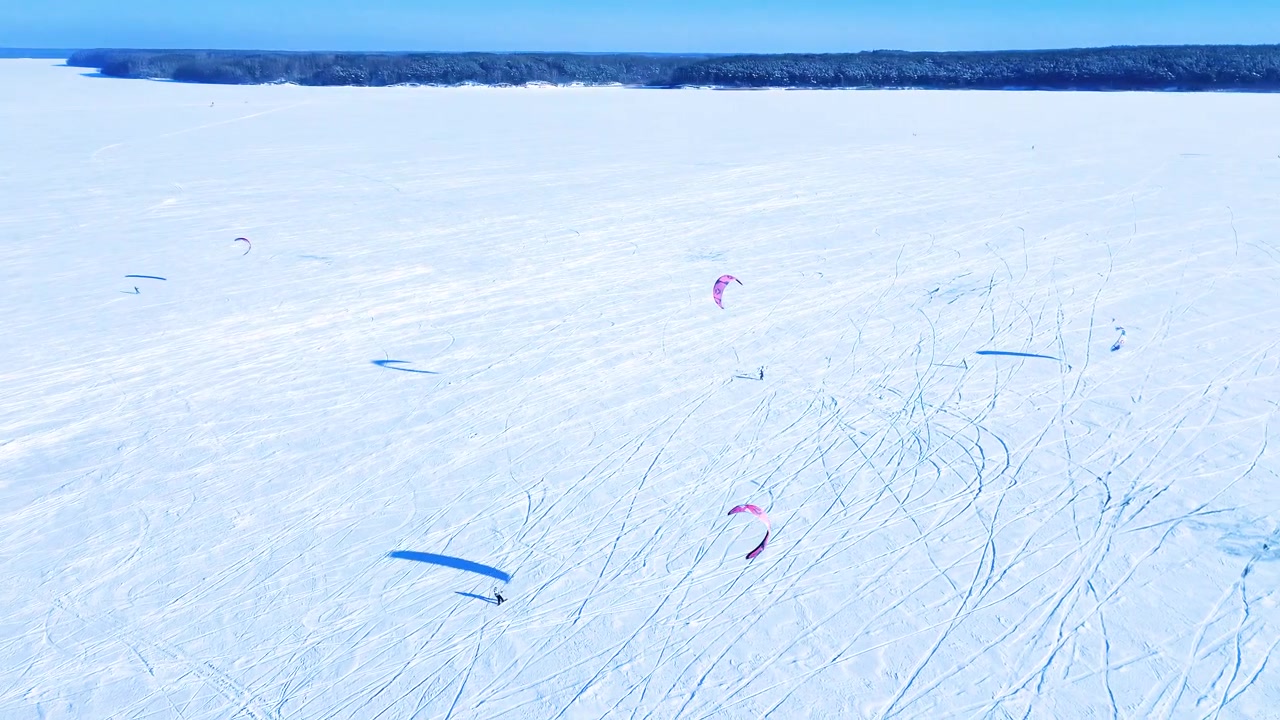 リトアニアの冬、雪と氷に覆われたカウナスラグーンでウィンドカイトを楽しむ人々