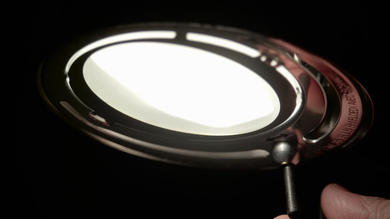 Men turning on lamp / Slow motion