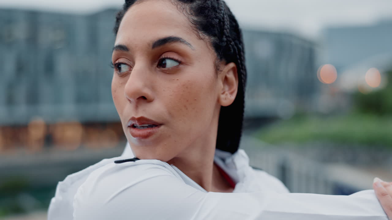 mujer, fitness y estirando los brazos en la ciudad consiguiendo