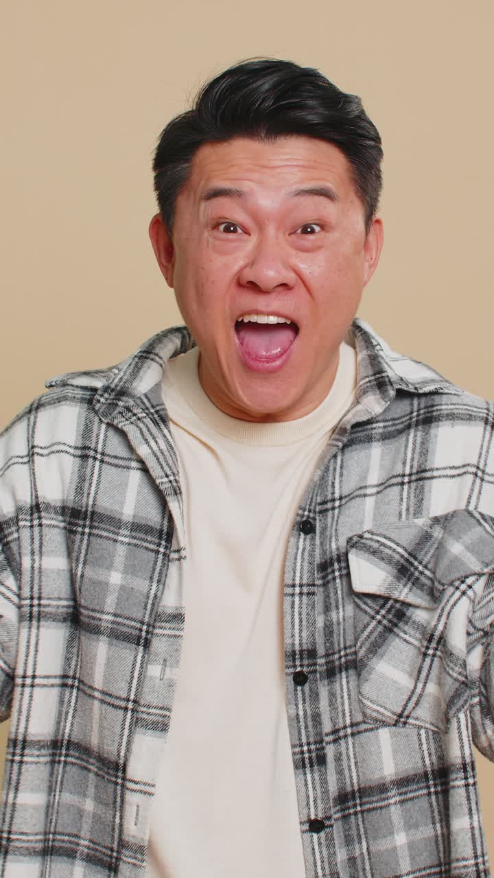 幸せな大人 成功を祝う 勝ち ロッテリー ジャックポット 目標達成 良い知らせ