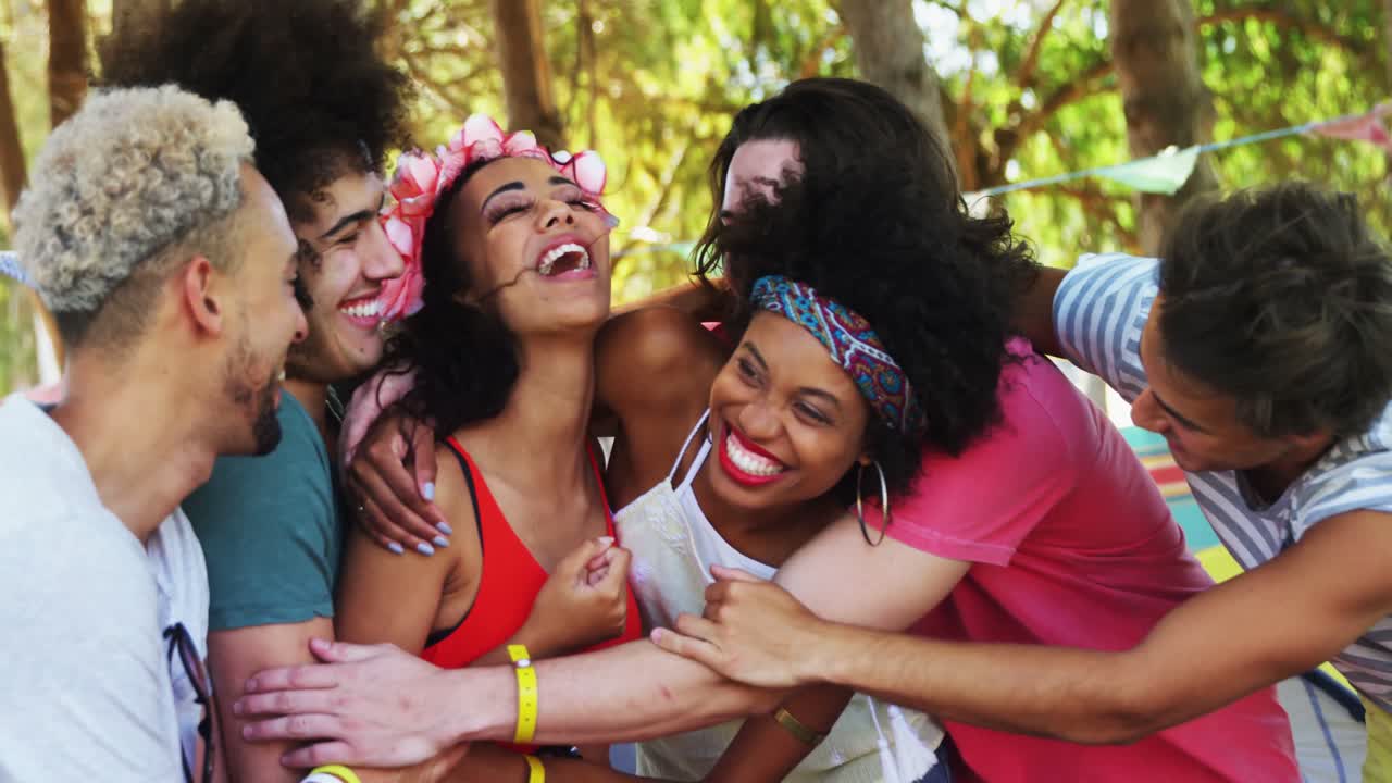 음악 페스티벌 4k에서 즐겁게 지내는 친구들