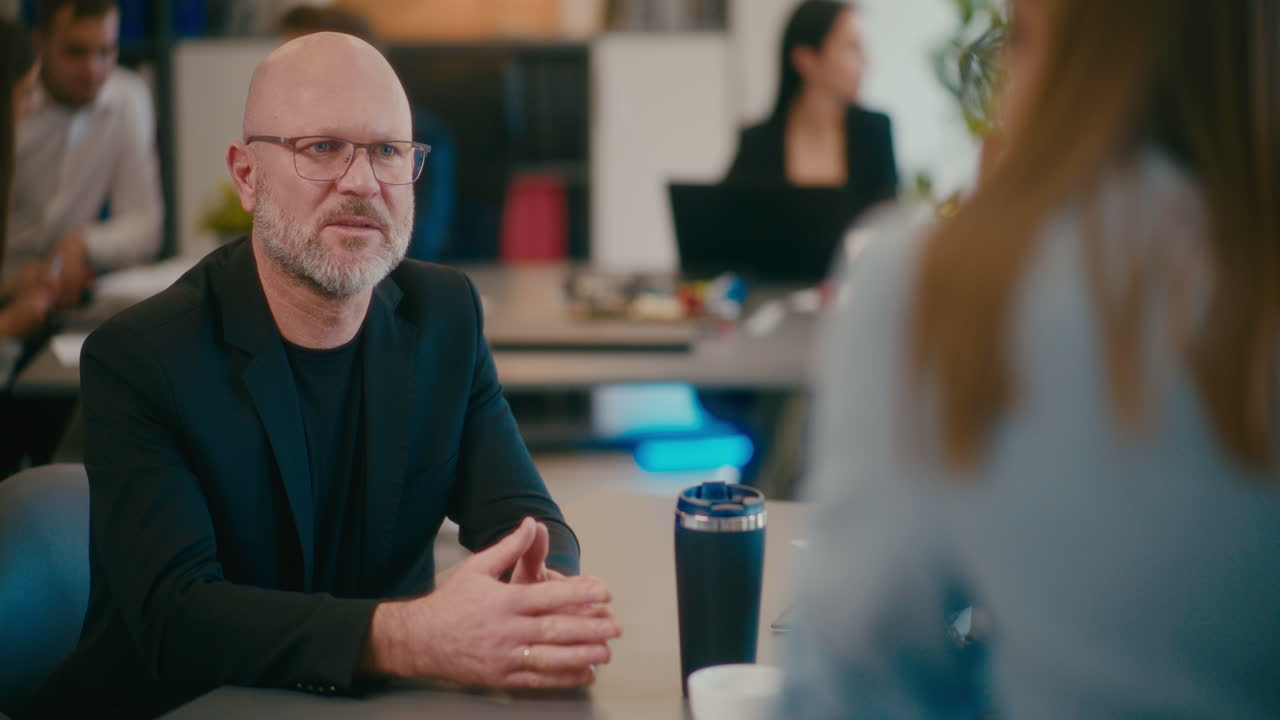 un hombre de negocios discutiendo con un colega en la oficina.
